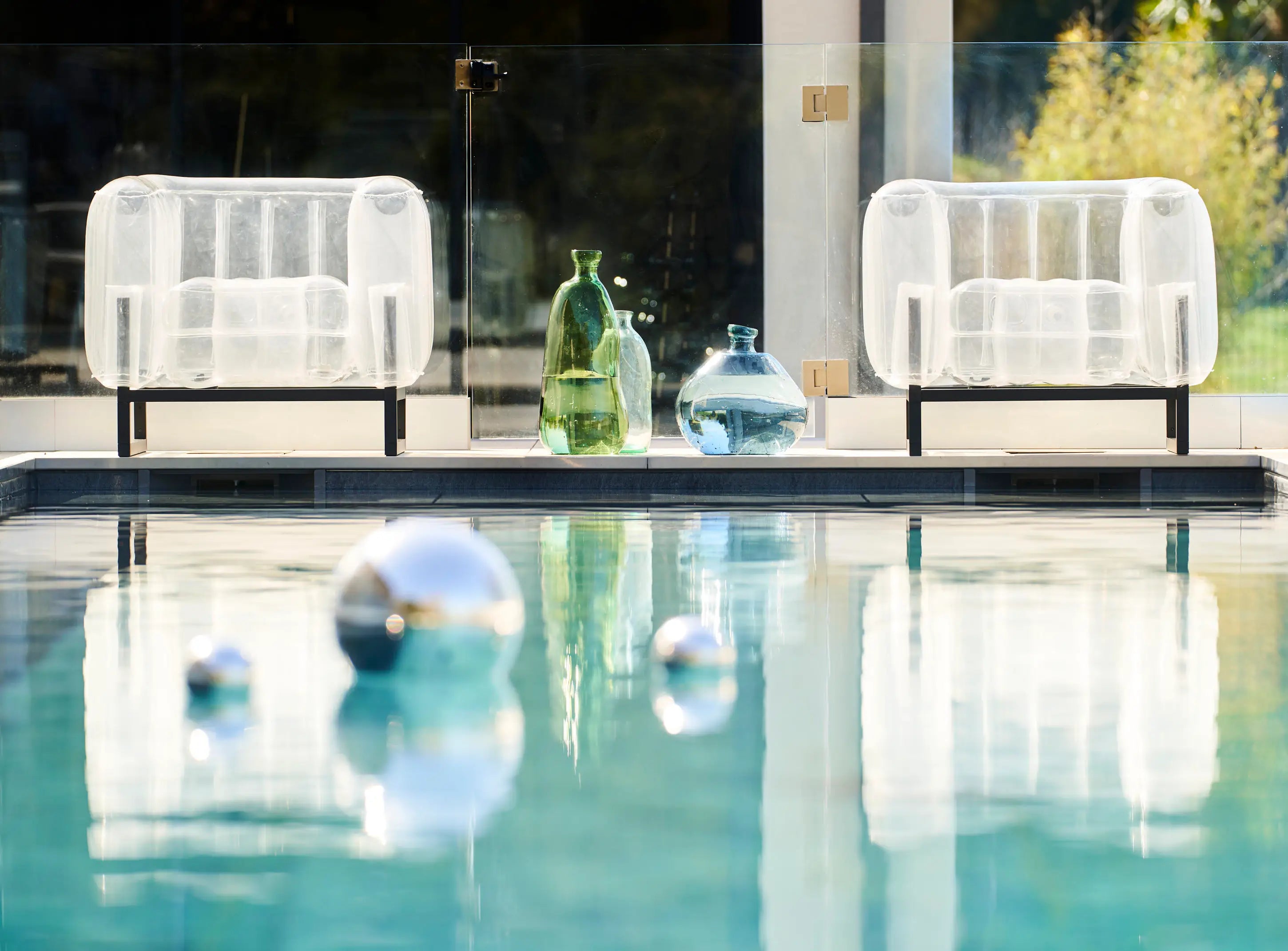 Design armchair in aluminum and transparent TPU